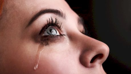 Lacrimile femeilor conțin o substanță care diminuează agresivitatea bărbaților