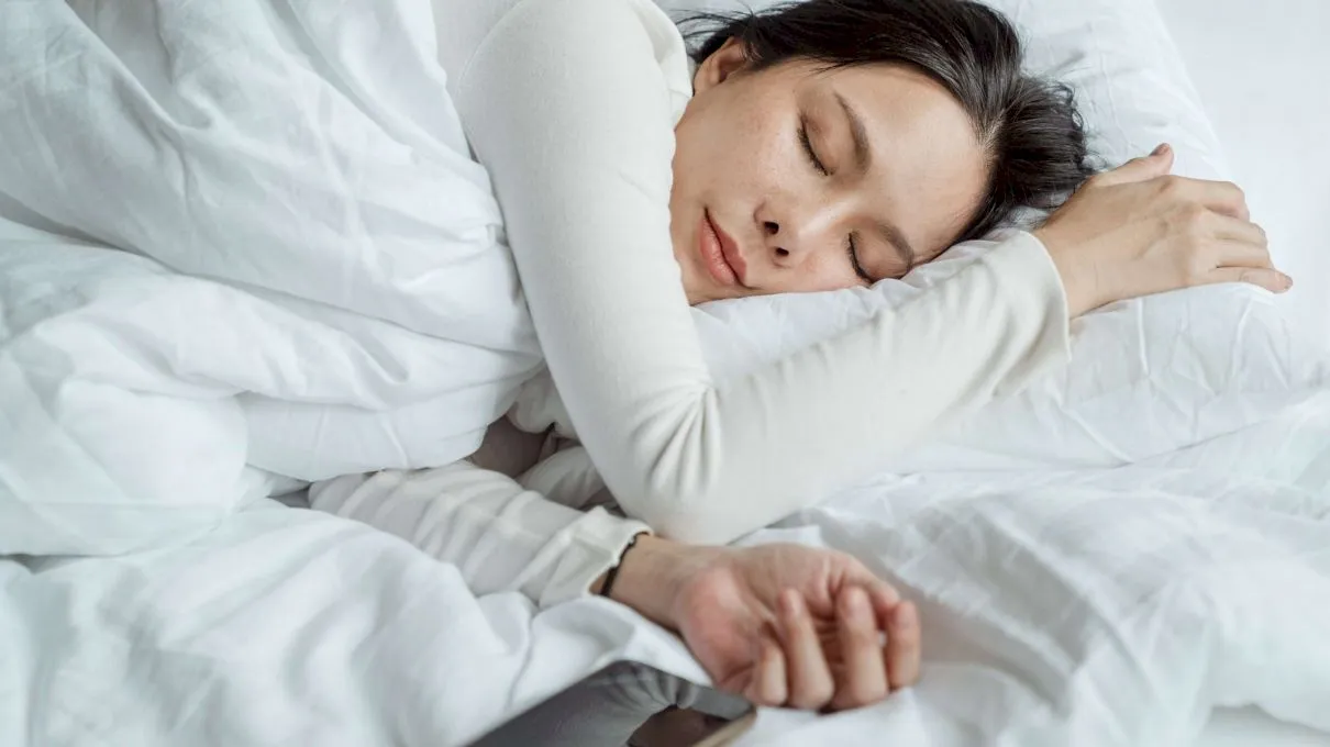 Greșeala pe care o facem toți: De ce nu este bine să dormi cu telefonul lângă pat?