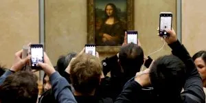De ce este interzis să faci poze cu bliț în muzee și biserici?