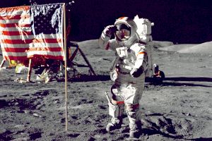 De ce Neil Armstrong a fost primul care a pășit pe lună, deși echipajul era format din trei astronauți?