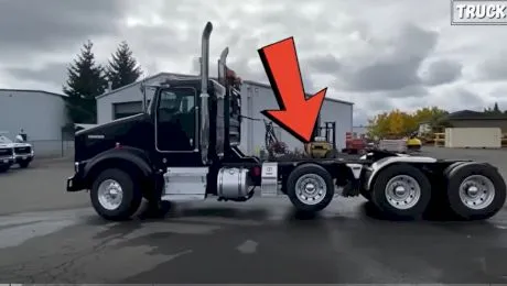 De ce unele roți ale camioanelor sunt suspendate și nu ating pământul?