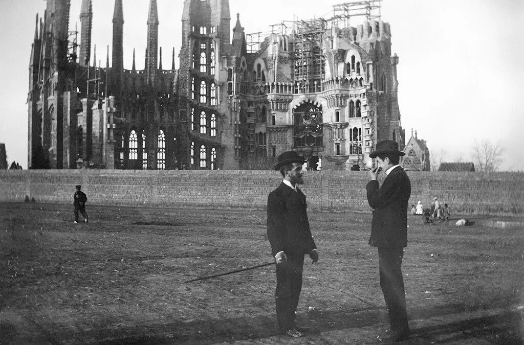 Cine a început construcția Sagradei Familia? Ce spunea Gaudi despre perioada îndelungată necesară finalizării proiectului?