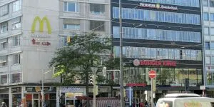 De ce, de cele mai multe ori, restaurantele Burger King și McDonald’s sunt apropiate?
