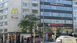 De ce, de cele mai multe ori, restaurantele Burger King și McDonald’s sunt apropiate?
