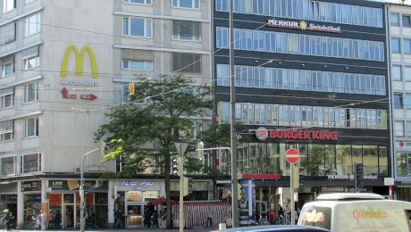 De ce, de cele mai multe ori, restaurantele Burger King și McDonald’s sunt apropiate?