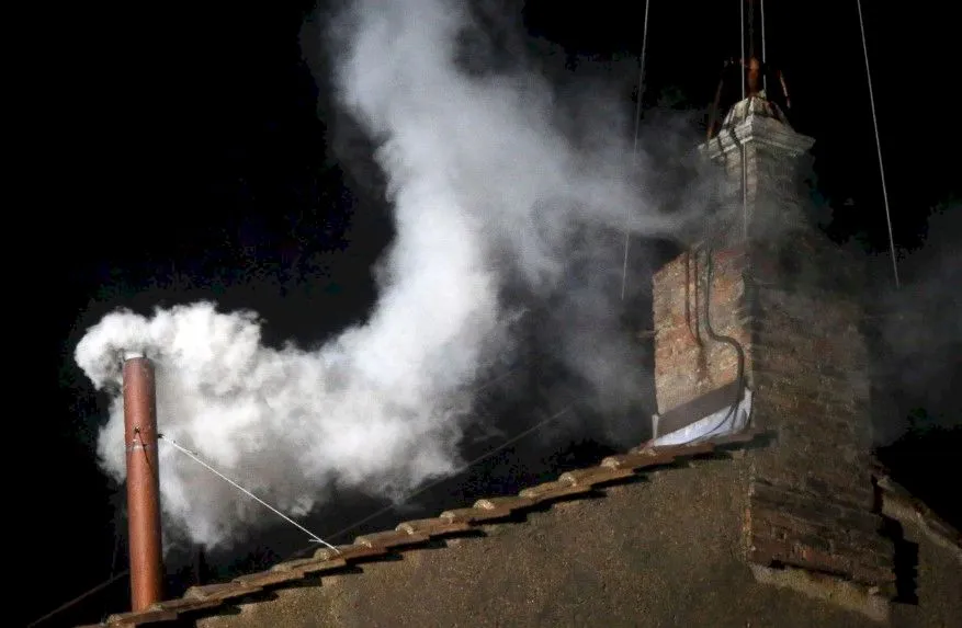 De ce trebuie să iasă fum alb la Vatican când este ales un nou Papă? Care este istoria obiceiului?