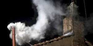 De ce trebuie să iasă fum alb la Vatican când este ales un nou Papă? Care este istoria obiceiului?