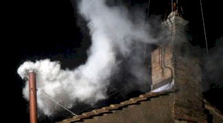 De ce trebuie să iasă fum alb la Vatican când este ales un nou Papă? Care este istoria obiceiului?