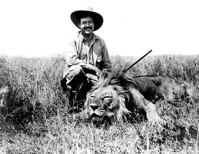 Cum a supraviețuit Ernest Hemingway după ce a fost implicat în două accidente de avion în două zile