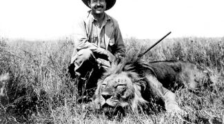 Cum a supraviețuit Ernest Hemingway după ce a fost implicat în două accidente de avion în două zile