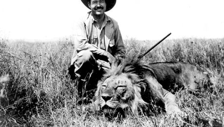 Cum a supraviețuit Ernest Hemingway după ce a fost implicat în două accidente de avion în două zile