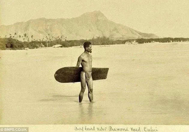 Povestea primei fotografii din istorie a unui surfer. Locația? Hawaii. Anul? 1890