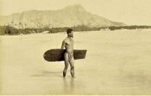 Povestea primei fotografii din istorie a unui surfer. Locația? Hawaii. Anul? 1890