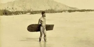 Povestea primei fotografii din istorie a unui surfer. Locația? Hawaii. Anul? 1890