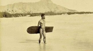 Povestea primei fotografii din istorie a unui surfer. Locația? Hawaii. Anul? 1890