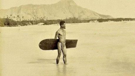 Povestea primei fotografii din istorie a unui surfer. Locația? Hawaii. Anul? 1890