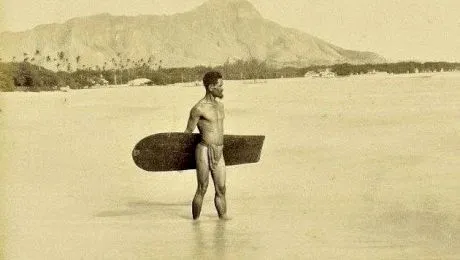 Povestea primei fotografii din istorie a unui surfer. Locația? Hawaii. Anul? 1890