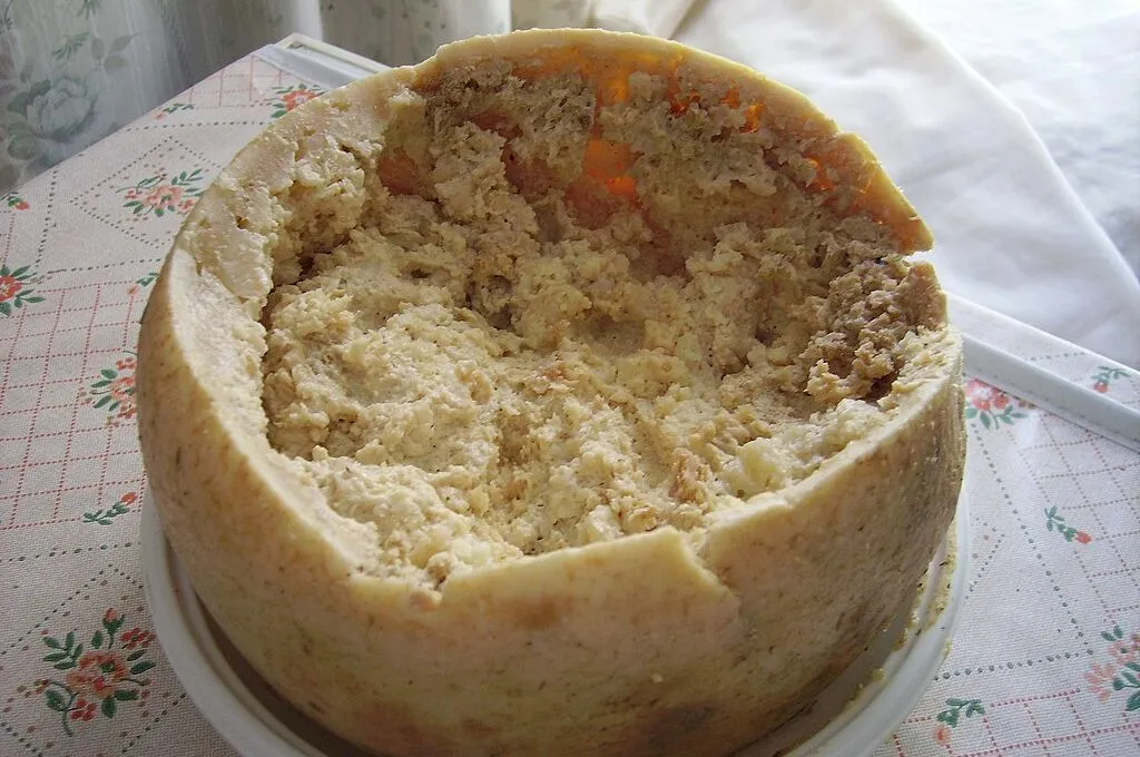 Cele mai ciudate mâncăruri vândute în 2025: brânză cu larve, rechin fermentat sau Onion Latte