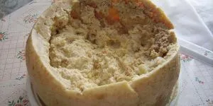 Cele mai ciudate mâncăruri vândute în 2025: brânză cu larve, rechin fermentat sau Onion Latte