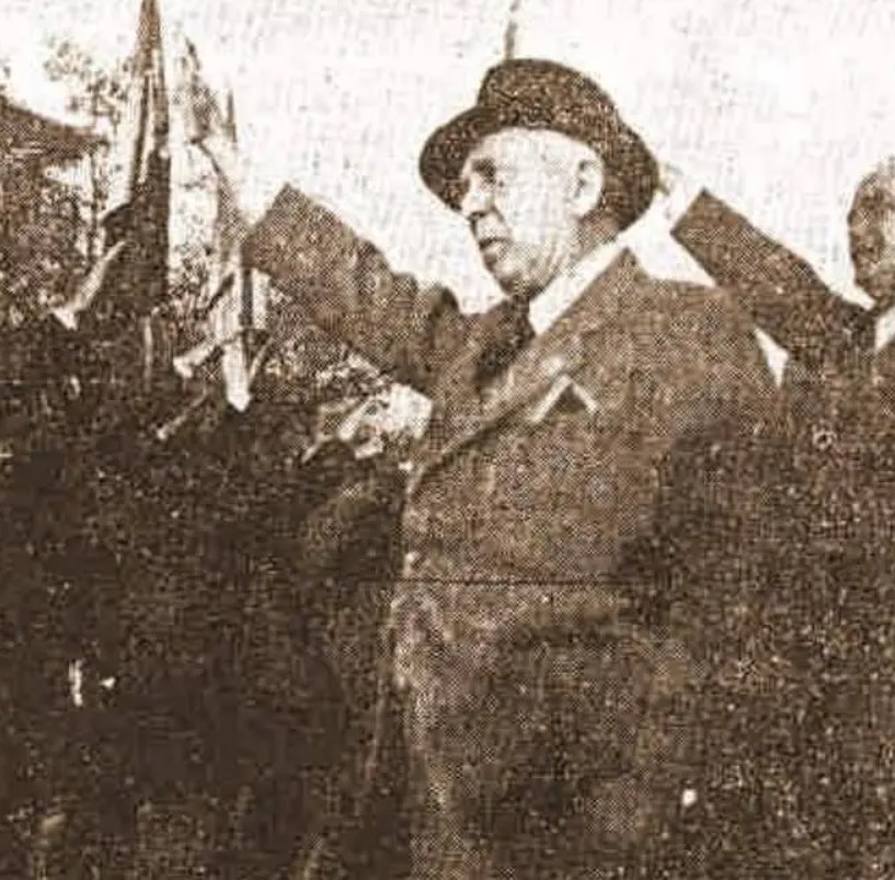 Octavian Goga, fotografiat in timp ce face salutul nazist