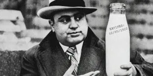 Datorită mafiotului Al Capone avem data de expirare pe sticlele de lapte. Cum a fost posibil?