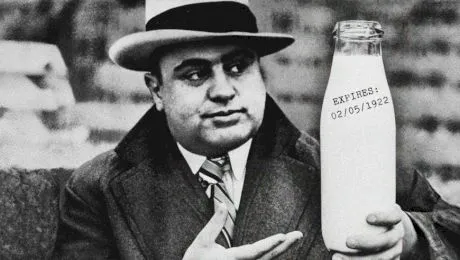 Datorită mafiotului Al Capone avem data de expirare pe sticlele de lapte. Cum a fost posibil?