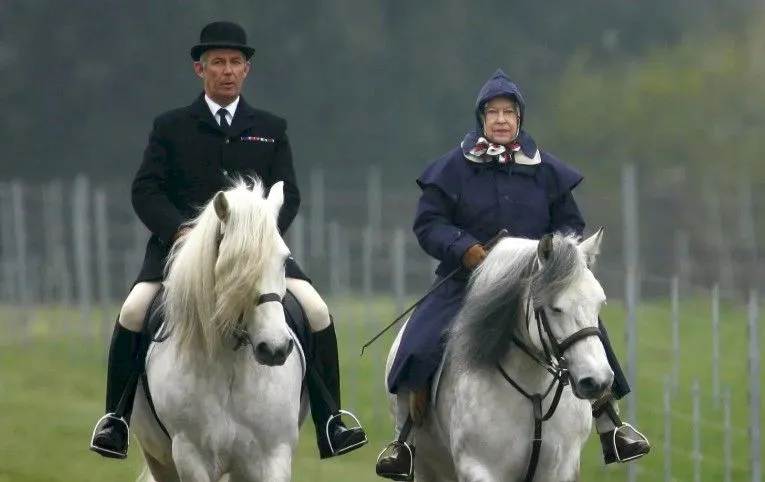 Cum Regina Angliei nu a recunoscut cine este și a devenit „o bătrânică necunoscută” păcălind doi turiști americani