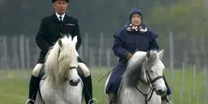 Cum Regina Angliei nu a recunoscut cine este și a devenit „o bătrânică necunoscută” păcălind doi turiști americani