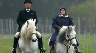 Cum Regina Angliei nu a recunoscut cine este și a devenit „o bătrânică necunoscută” păcălind doi turiști americani