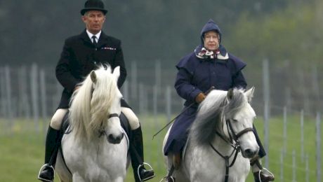 Cum Regina Angliei nu a recunoscut cine este și a devenit „o bătrânică necunoscută” păcălind doi turiști americani