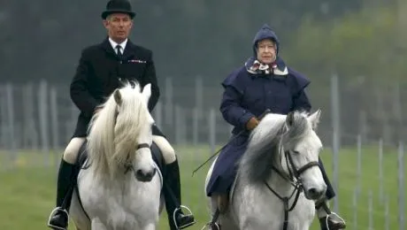 Cum Regina Angliei nu a recunoscut cine este și a devenit „o bătrânică necunoscută” păcălind doi turiști americani