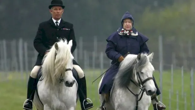 Cum Regina Angliei nu a recunoscut cine este și a devenit „o bătrânică necunoscută” păcălind doi turiști americani