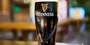 De ce berea Guinness nu este atât de acidulată? Ce rol are bila din cutie?