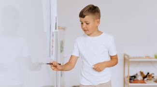 Care este diferența dintre „din” și „dintre”? Când folosim „din” și când folosim „dintre”?