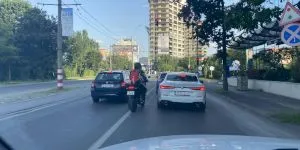 Se poate și în România! Ce a făcut o femeie căreia nu i s-a acordat prioritatea pe trecerea de pietoni? Ce a pățit șoferul?