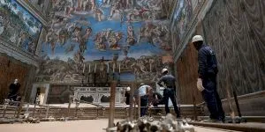 Cum s-a răzbunat Michelangelo Buonarroti pe un cardinal care i-a criticat opera?