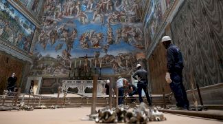 Cum s-a răzbunat Michelangelo Buonarroti pe un cardinal care i-a criticat opera?