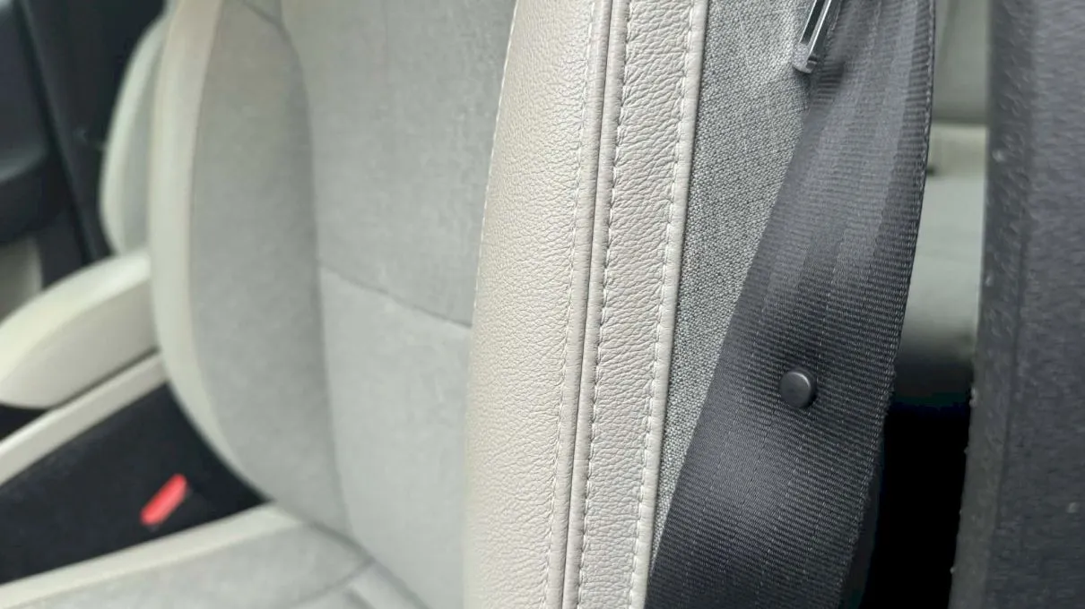 La ce folosește butonul mic de pe centura de siguranță?