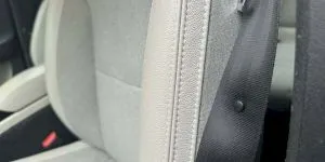 La ce folosește butonul mic de pe centura de siguranță?