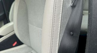 La ce folosește butonul mic de pe centura de siguranță?