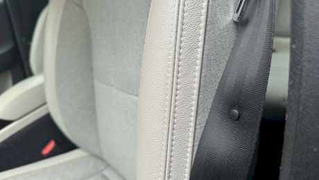 La ce folosește butonul mic de pe centura de siguranță?