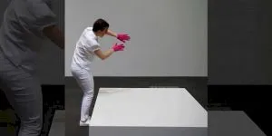 O sculptură invizibilă a fost vândută pentru 15.000 de euro. Artistul: „Vidul nu este altceva decât un spațiu plin de energie”