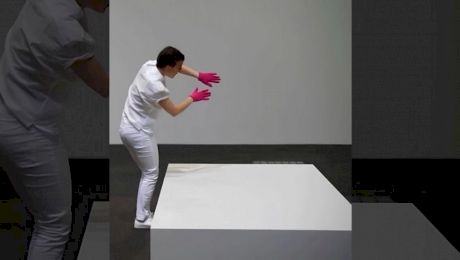 O sculptură invizibilă a fost vândută pentru 15.000 de euro. Artistul: „Vidul nu este altceva decât un spațiu plin de energie”