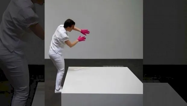 O sculptură invizibilă a fost vândută pentru 15.000 de euro. Artistul: „Vidul nu este altceva decât un spațiu plin de energie”