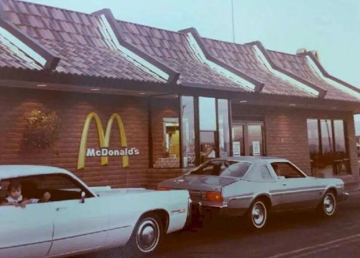 Cum arăta primul restaurant McDonald’s cu drive-through? Decizia s-a luat dintr-o necesitate pentru că soldații nu aveau voie în uniformă în restaurante!