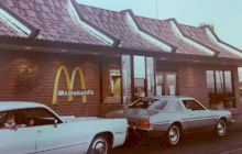 Cum arăta primul restaurant McDonald’s cu drive-through? Decizia s-a luat dintr-o necesitate pentru că soldații nu aveau voie în uniformă în restaurante!