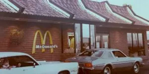 Cum arăta primul restaurant McDonald’s cu drive-through? Decizia s-a luat dintr-o necesitate pentru că soldații nu aveau voie în uniformă în restaurante!