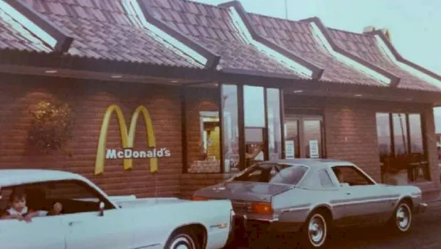 Cum arăta primul restaurant McDonald’s cu drive-through? Decizia s-a luat dintr-o necesitate pentru că soldații nu aveau voie în uniformă în restaurante!