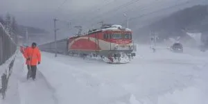 340 de oameni au rămas blocați 18 ore în câmp, între Bacău și Roman, după ce trenul nu a mai putut înainta din pricina zăpezii