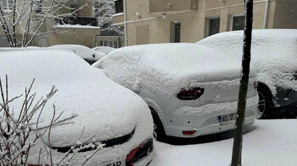 De ce este bine să nu lași mai multe zile zăpada să stea pe mașină. Ce riști dacă nu-ți deszăpezești automobilul în 24 de ore?